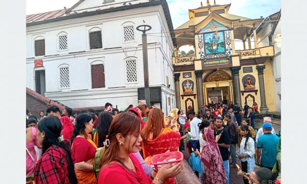 साउनको पहिलो सोमबार, पशुपतिनाथमा बिहानैदेखि दर्शनार्थीको घुइँचो