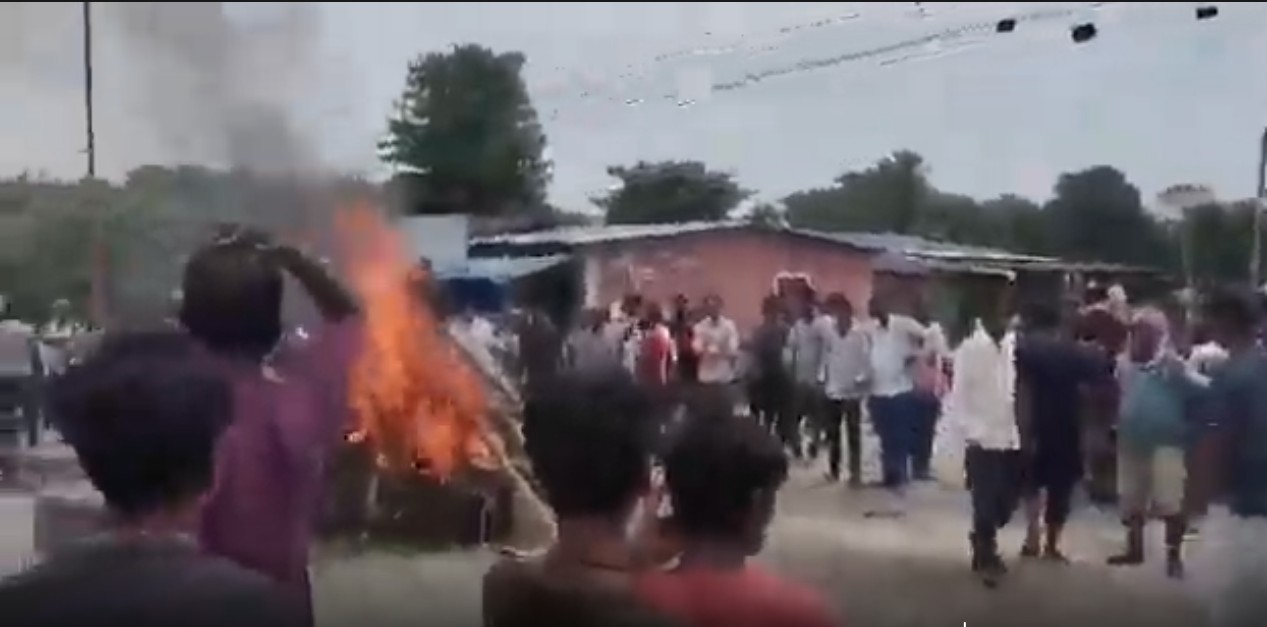 सिरहामा प्रधानमन्त्री बालेनको राजीनामा माग्दै पूर्वपश्चिम राजमार्ग अवरुद्ध