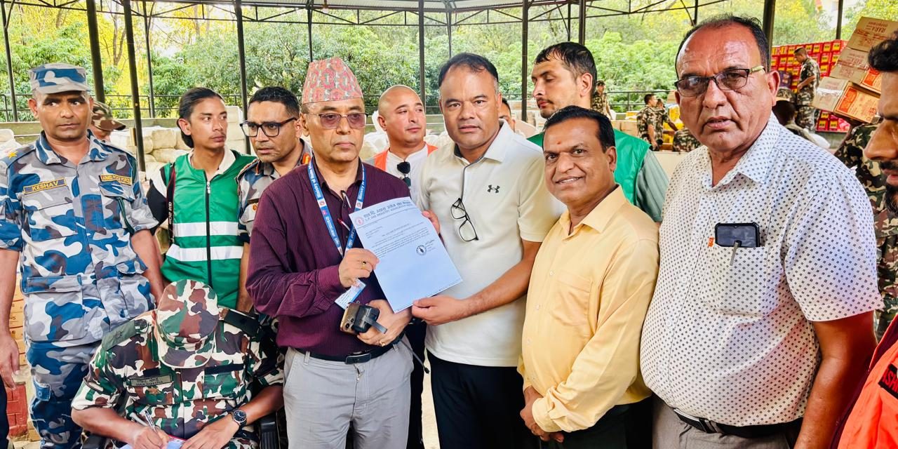 भोटेकोशी बाढीपीडितका लागि प्रारम्भिक राहत सहयोग हस्तान्तरण