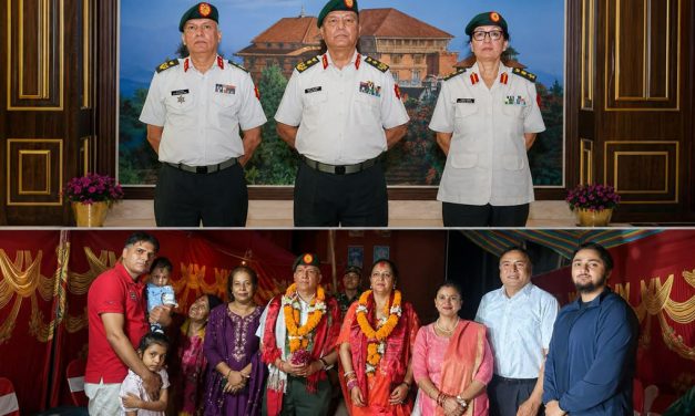 प्रधानसेनापति सिग्देलद्वारा पदोन्नति भएका उपरथी पहाडी र सहायक रथी डा. आचार्यलाई दर्ज्यानी चिन्ह प्रदान