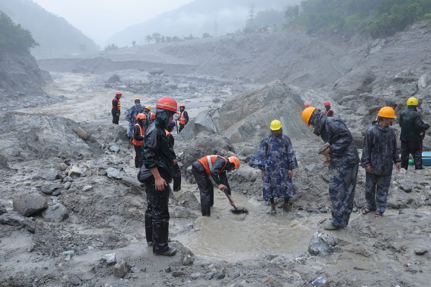 भोटेकोशी बाढी : जलविद्युत् आयोजना क्षेत्रमा ८९८ जना अझै सम्पर्कविहीन