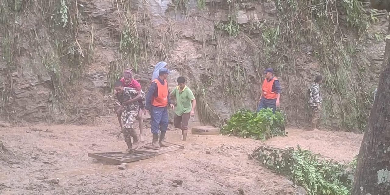 जाजरकोटमा पहिरो : नेपाली सेनाद्वारा उद्धार तीव्र, १० घाइतेको उद्धार