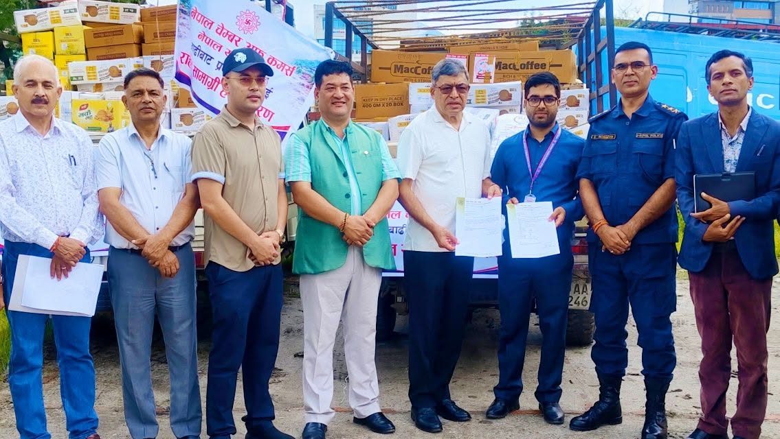 बाढीपीडितको राहतमा चेम्बरको साथ, सरकारलाई खाद्यान्नदेखि स्वास्थ्य सामग्रीसम्म हस्तान्तरण