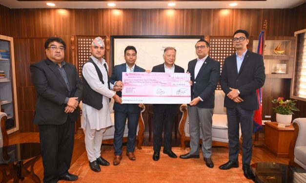 प्रधानमन्त्री दैवी प्रकोप उद्धार कोषमा प्राइम कमर्सियल बैंकको ३ करोड १ लाख सहयोग