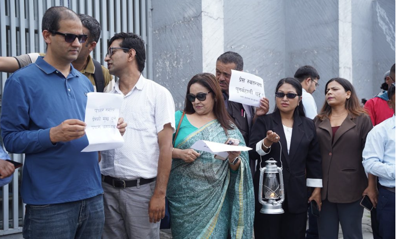 पत्रकार किशोर श्रेष्ठको रिहाइ माग गर्दै पत्रकार महासंघको प्रदर्शन