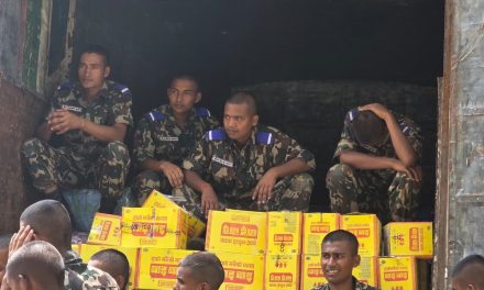 हिमालयन लाइफका कर्मचारीद्वारा बाढीपहिरो पीडितलाई ८ लाखको राहत सामग्री सहयोग
