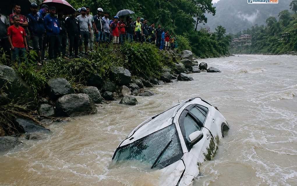 सिन्धुलीमा यात्रुसहितको कार सुनकोशीमा खस्यो