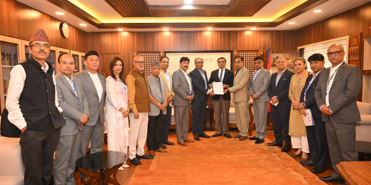 भोटेकोशी बाढीपीडितका लागि निर्जीवन बीमा क्षेत्रबाट ३ करोड ७३ लाखभन्दा बढी सहयोग