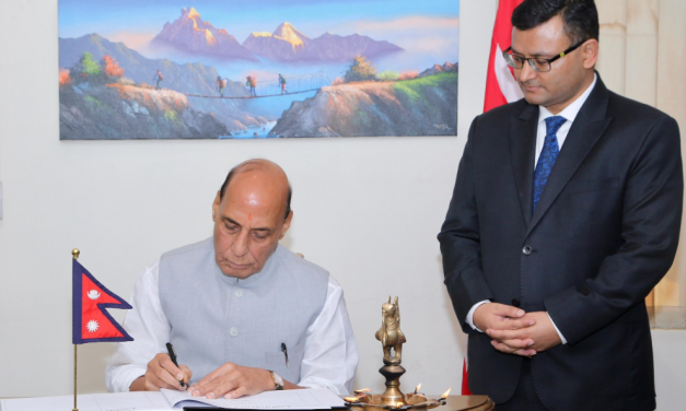 राजनाथ सिंहद्वारा नेपाली दूतावासमा शोक पुस्तिकामा हस्ताक्षर, नेपाललाई साथ दिने प्रतिबद्धता