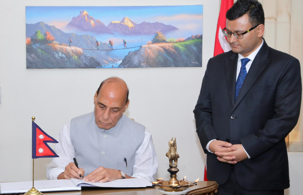 राजनाथ सिंहद्वारा नेपाली दूतावासमा शोक पुस्तिकामा हस्ताक्षर, नेपाललाई साथ दिने प्रतिबद्धता