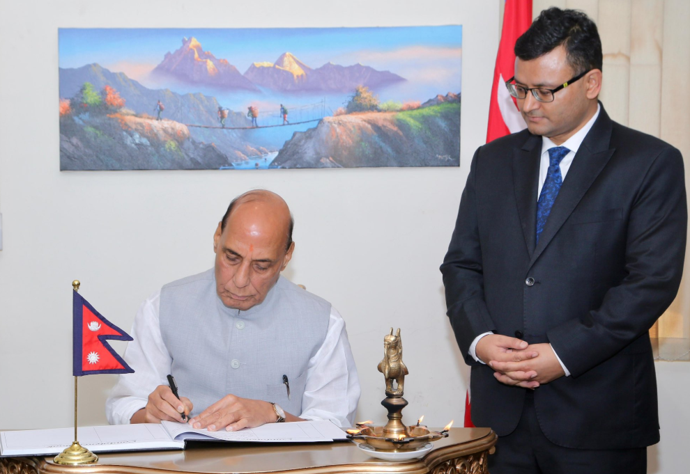 राजनाथ सिंहद्वारा नेपाली दूतावासमा शोक पुस्तिकामा हस्ताक्षर, नेपाललाई साथ दिने प्रतिबद्धता