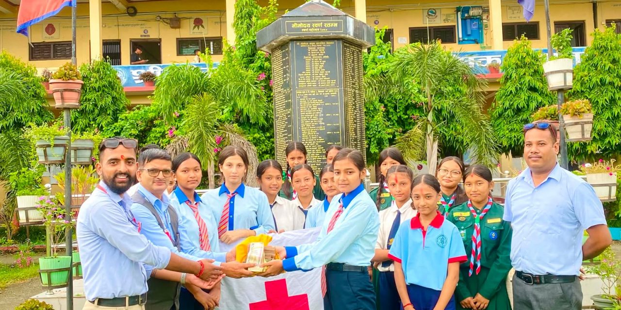 खाजा खर्चबाट विपद् पीडितलाई सहयोग गर्दै भिमोदय नमुना माविका विद्यार्थी