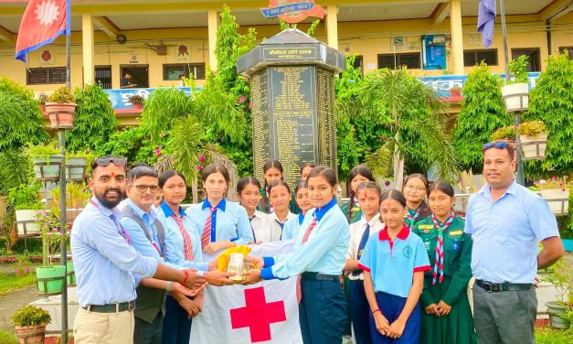 खाजा खर्चबाट विपद् पीडितलाई सहयोग गर्दै भिमोदय नमुना माविका विद्यार्थी