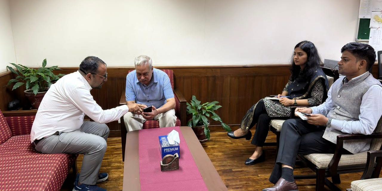 बाढी आउनुअघि १,६०० विद्यार्थीको ज्यान जोगाउने नुवाकोटका प्रधानाध्यापकसँग भारतीय राजदूतको भेट