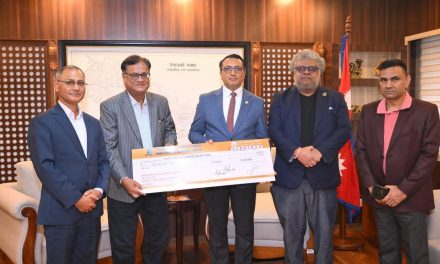 हिमालयन लाइफ इन्स्योरेन्सद्वारा बाढीपीडितका लागि ५१ लाख सहयोग प्रधानमन्त्री दैवी प्रकोप उद्धार कोषमा रकम हस्तान्तरण