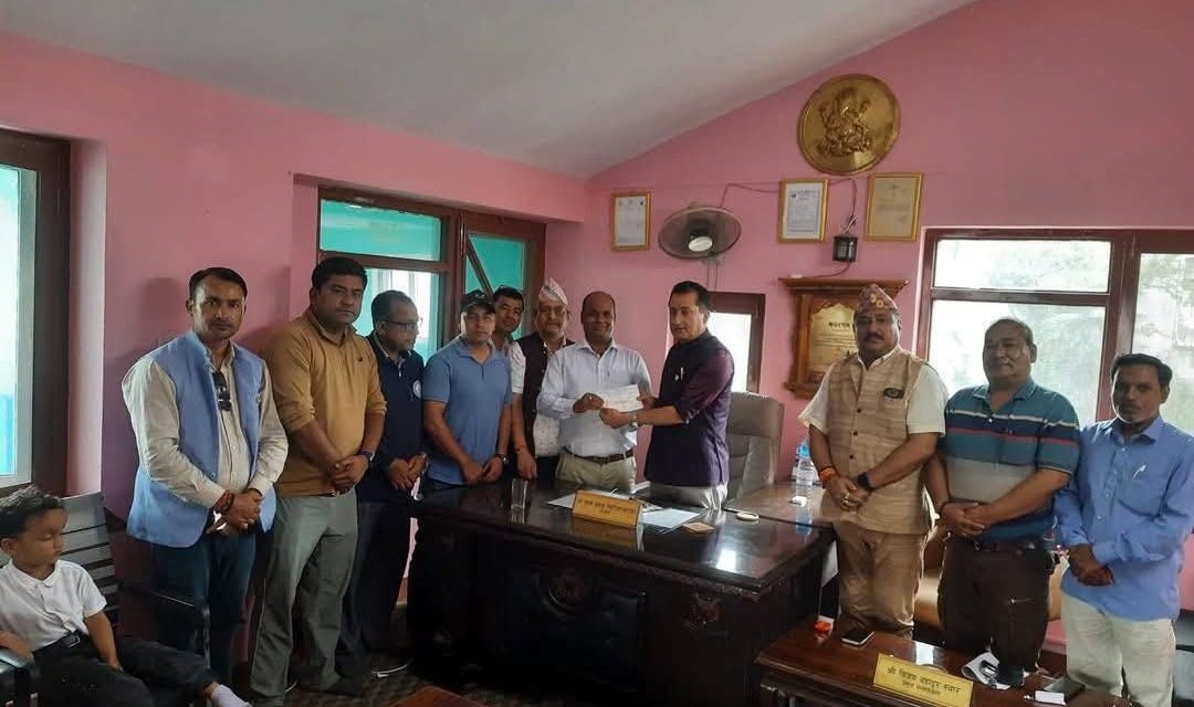 ठूलो क्षति बेहोरेका नुवाकोटका यातायात व्यवसायीबाट राहत कोषमा २ लाख ४८ हजार सहयोग