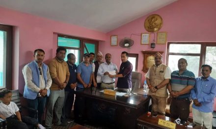 ठूलो क्षति बेहोरेका नुवाकोटका यातायात व्यवसायीबाट राहत कोषमा २ लाख ४८ हजार सहयोग