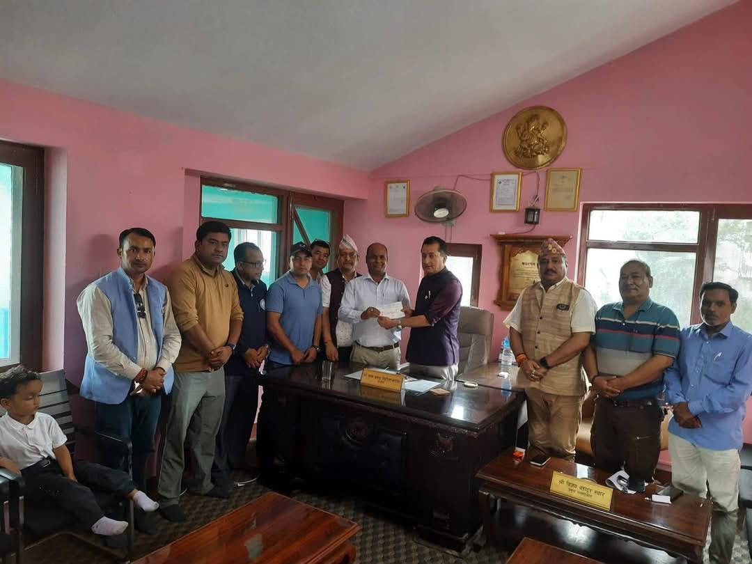 ठूलो क्षति बेहोरेका नुवाकोटका यातायात व्यवसायीबाट राहत कोषमा २ लाख ४८ हजार सहयोग