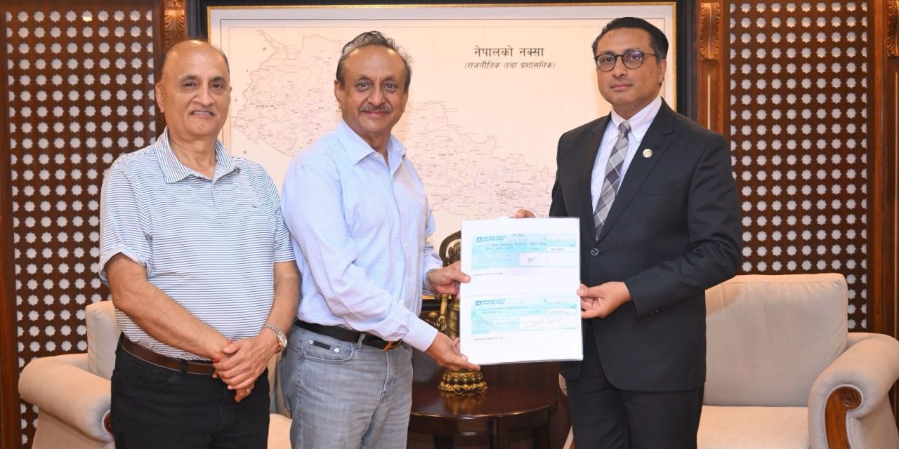 भोटेकोशी बाढीपीडितका लागि रिद्धिसिद्धि र सौर्य सिमेन्टले दिए १ करोड १ लाख