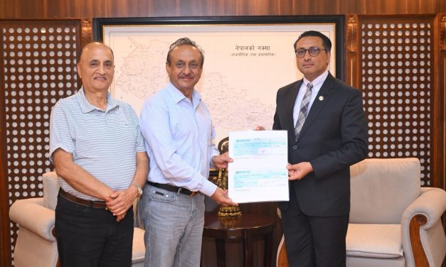 भोटेकोशी बाढीपीडितका लागि रिद्धिसिद्धि र सौर्य सिमेन्टले दिए १ करोड १ लाख