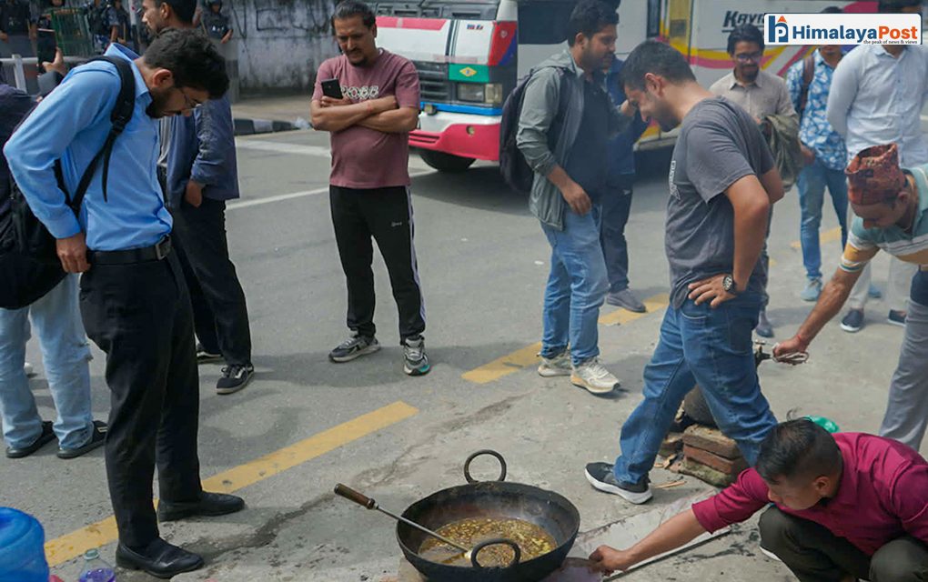 ग्यास अभावविरुद्ध विद्यार्थीको सांकेतिक प्रदर्शन, सडकमै खाना पकाए