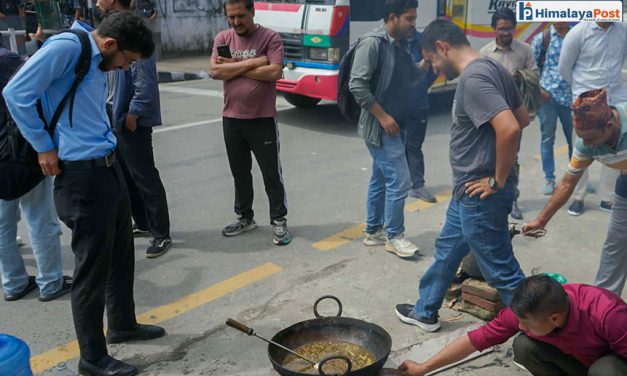 ग्यास अभावविरुद्ध विद्यार्थीको सांकेतिक प्रदर्शन, सडकमै खाना पकाए