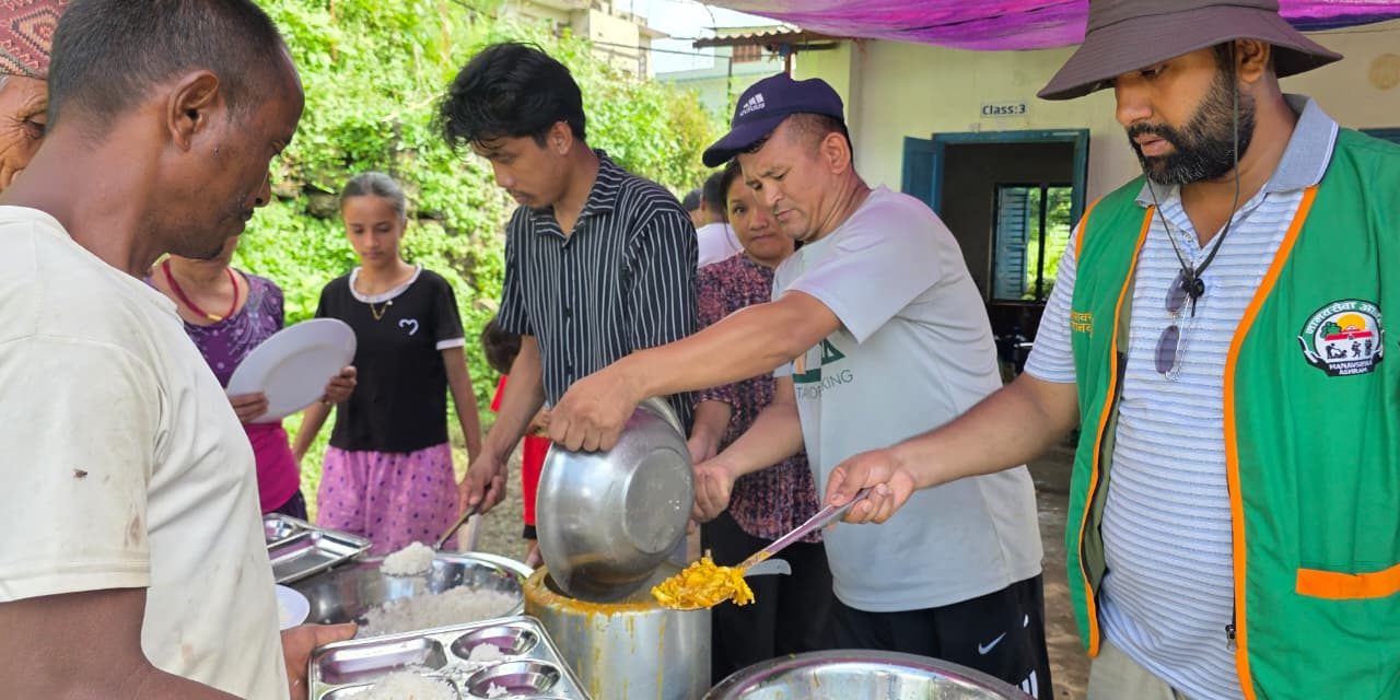 नुवाकोटमा बाढी प्रभावितका लागि आनी छोइङ डोल्मा फाउन्डेसन र मानवसेवा आश्रमद्वारा भोजन वितरण