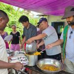 नुवाकोटमा बाढी प्रभावितका लागि आनी छोइङ डोल्मा फाउन्डेसन र मानवसेवा आश्रमद्वारा भोजन वितरण