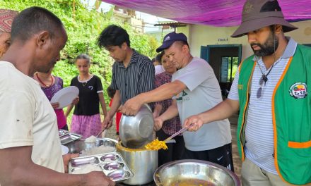नुवाकोटमा बाढी प्रभावितका लागि आनी छोइङ डोल्मा फाउन्डेसन र मानवसेवा आश्रमद्वारा भोजन वितरण