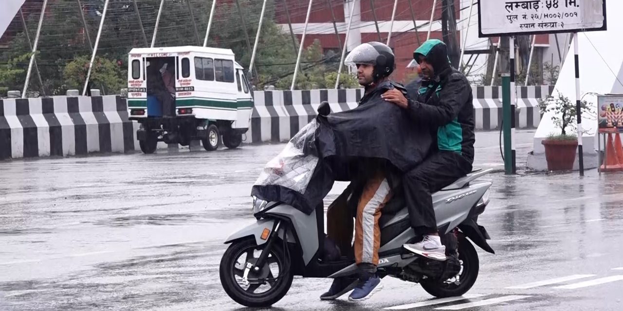 लगातारको वर्षाले देशभर जनजीवन प्रभावित, काठमाडौंका खोलामा बढ्यो जलस्तर