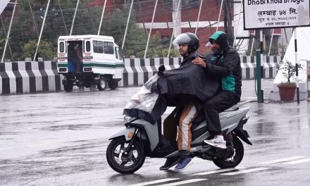 लगातारको वर्षाले देशभर जनजीवन प्रभावित, काठमाडौंका खोलामा बढ्यो जलस्तर
