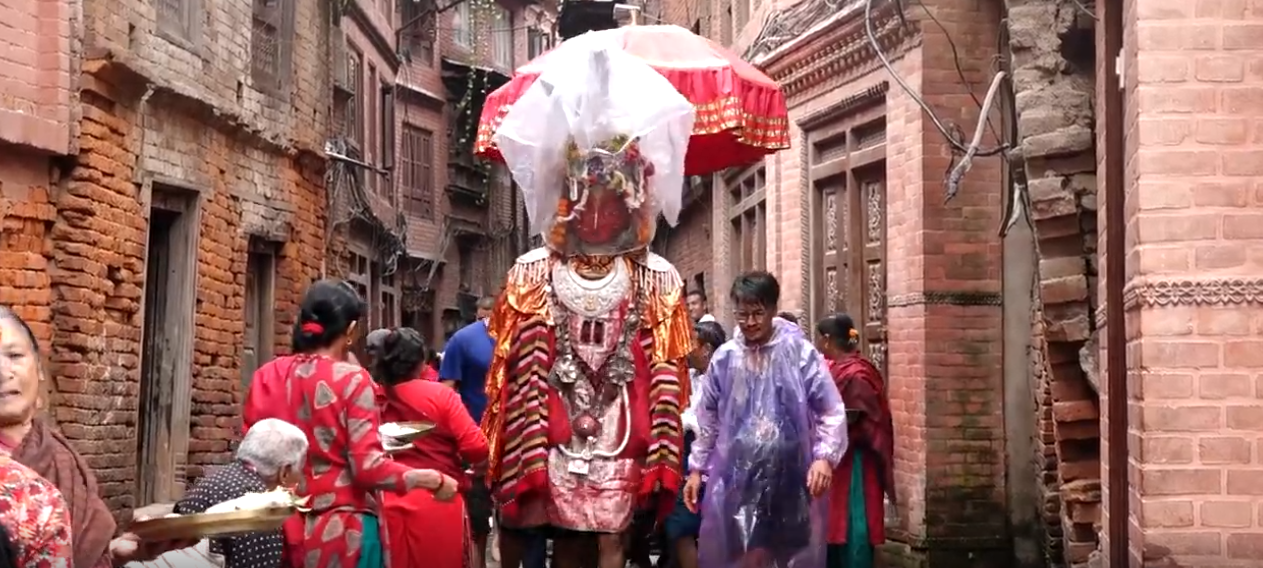 बौद्ध धर्मावलम्बीले मनाए पञ्चदान पर्व, अन्नदेखि औषधिसम्म दान गर्ने परम्परा