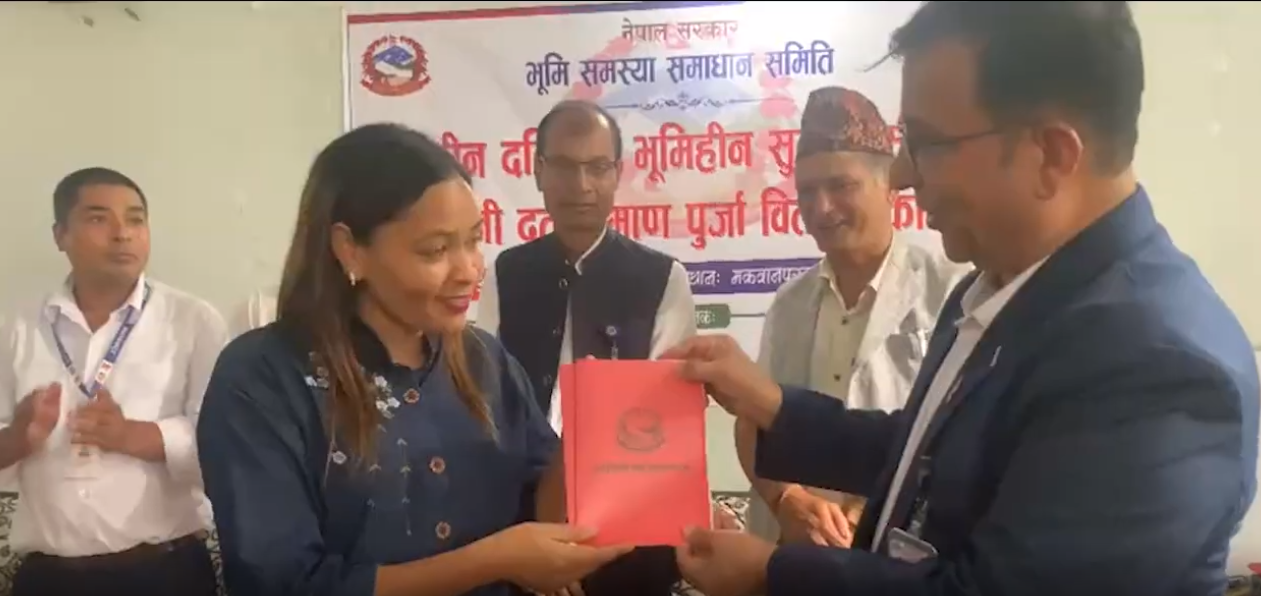 मकवानपुरगढीमा भूमिहीनलाई लालपुर्जा, ६ परिवार बने जग्गाधनी