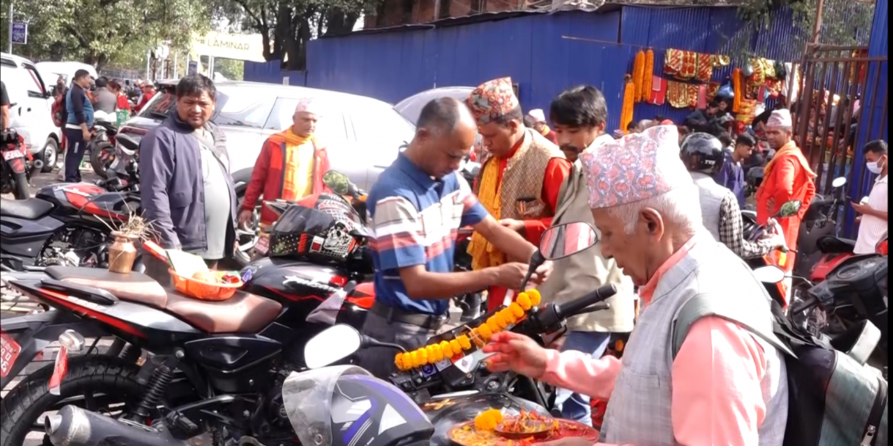 विश्वकर्मा पूजाको अवसरमा भद्रकाली मन्दिर परिसरमा श्रद्धालुको भीड