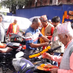 विश्वकर्मा पूजाको अवसरमा भद्रकाली मन्दिर परिसरमा श्रद्धालुको भीड