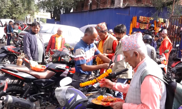 विश्वकर्मा पूजाको अवसरमा भद्रकाली मन्दिर परिसरमा श्रद्धालुको भीड