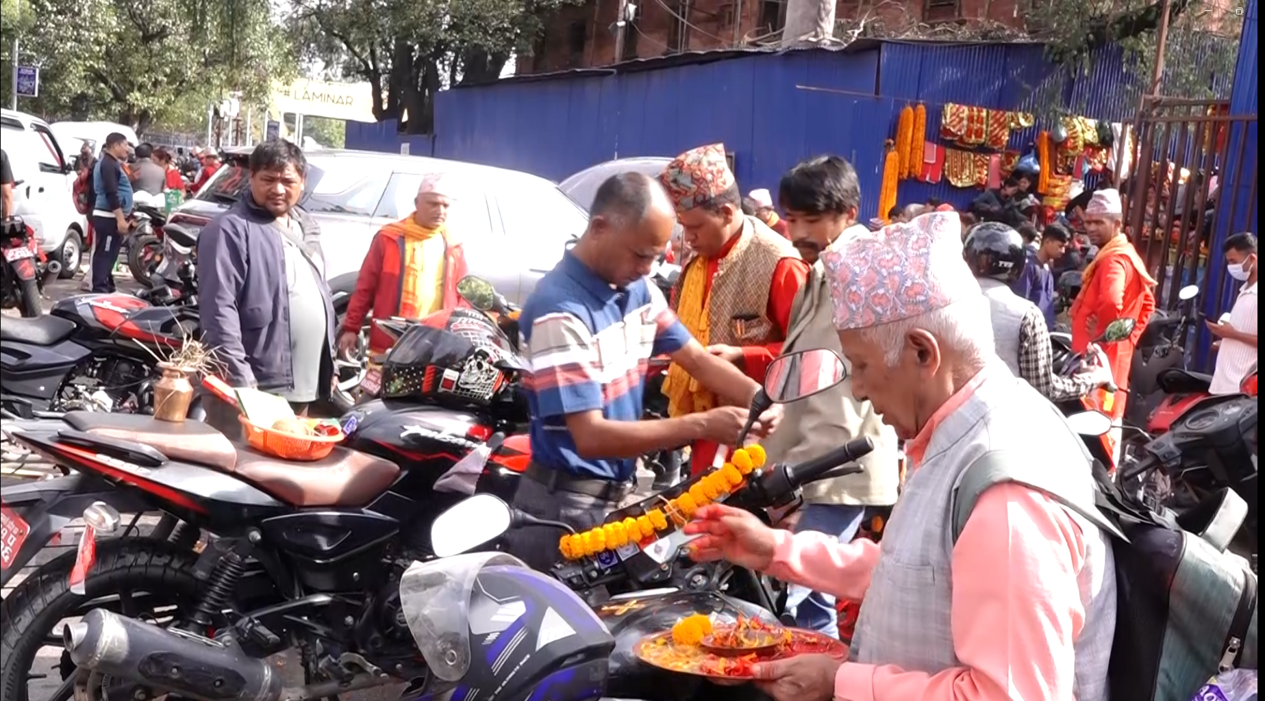 विश्वकर्मा पूजाको अवसरमा भद्रकाली मन्दिर परिसरमा श्रद्धालुको भीड