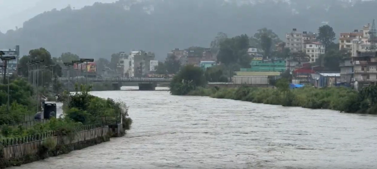 लगातारको वर्षाले बागमती नदी उर्लियो, काठमाडौं उपत्यकामा बाढीको जोखिम बढ्यो; नदी किनारमा उच्च सतर्कता
