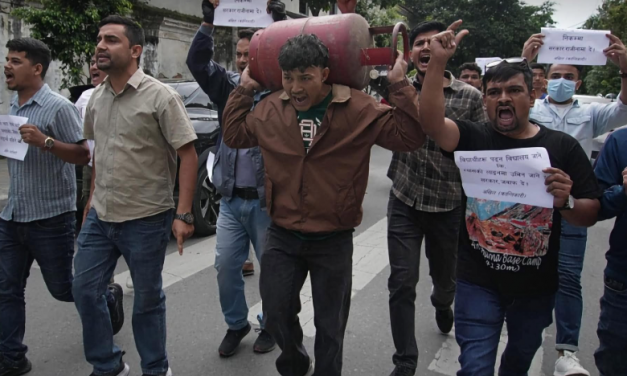 ग्यासको सहज आपूर्ति माग्दै सिंहदरबार अगाडि अखिल क्रान्तिकारीको प्रदर्शन