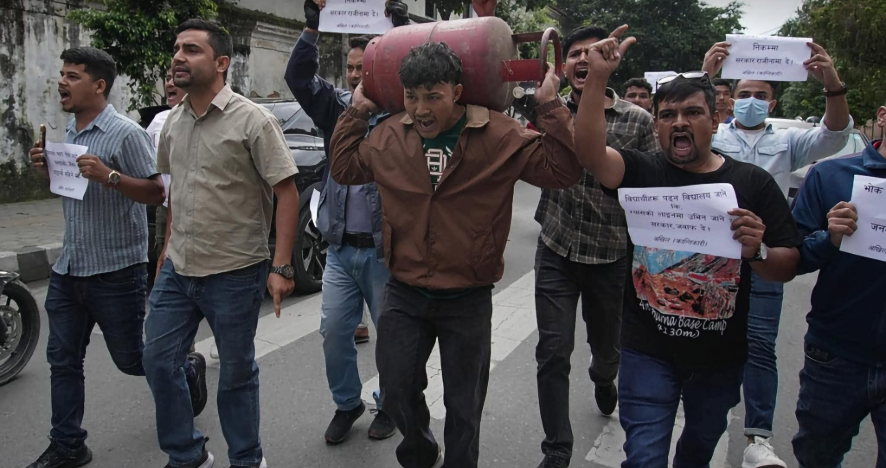 ग्यासको सहज आपूर्ति माग्दै सिंहदरबार अगाडि अखिल क्रान्तिकारीको प्रदर्शन