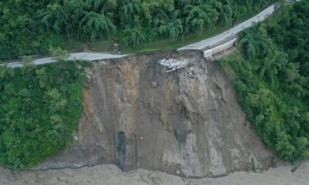 त्रिशूली कटानले भासिएको कृष्णभीर सडक अझै अवरुद्ध