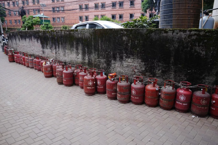 पृथ्वी राजमार्ग बन्द हुँदा काठमाडौँमा ग्यासको अभाव, बिक्री केन्द्रमा उपभोक्ताको भीड