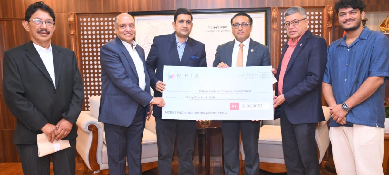 मोबाइल फोन आयातकर्ता संघद्वारा भोटेकोशी बाढीपीडितका लागि ३१ लाख सहयोग