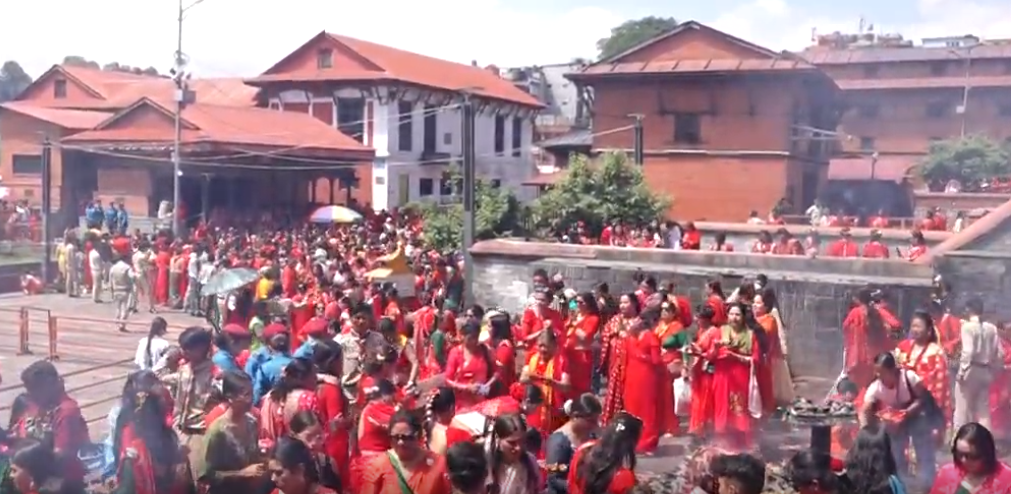 तीजको रौनक देशभर, शिव मन्दिरमा बिहानैदेखि भक्तजनको घुइँचो