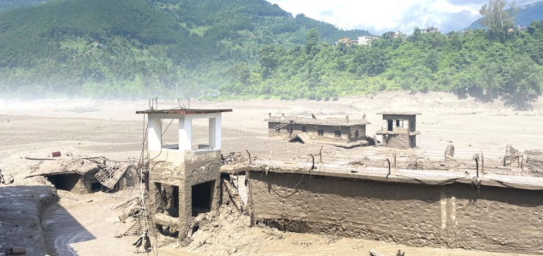 चक्रघट्टी एकता समाजद्वारा बाढीपीडितलाई १ लाख ११ हजार १११ सहयोग