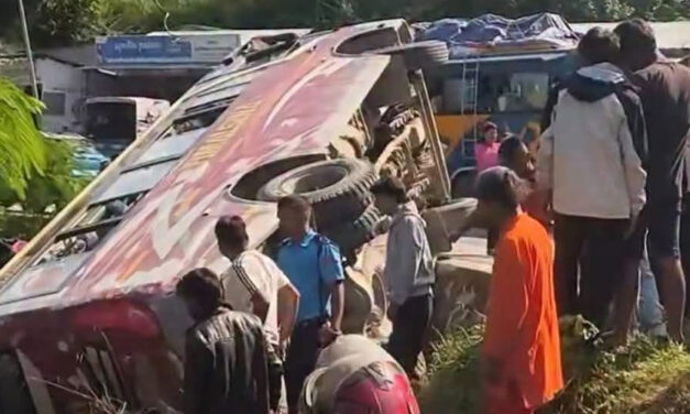 काठमाडौँबाट ओखलढुंगा जाँदै गरेको बस सिन्धुलीमा दुर्घटना, ९ जना घाइते