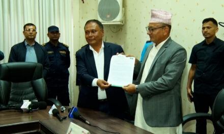 स्थानीय निर्वाचन गैरदलीय बनाउन र विदेशमा रहेका नेपालीलाई मतदान अधिकार दिन ज्ञापनपत्र