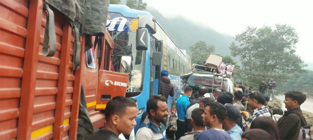 चितवनमा दुई मोटरसाइकल ठोक्किँदा एकमा आगलागी, चालक ३६ प्रतिशत जले