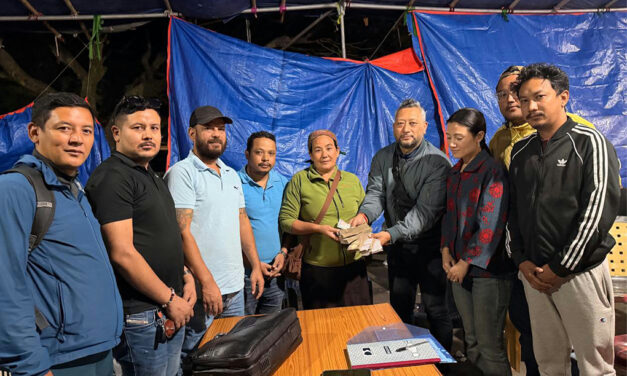 रसुवाका बाढीपीडितलाई ठमेलका रात्रीकालिन मनोरञ्जन व्यवसायीको सहयोग