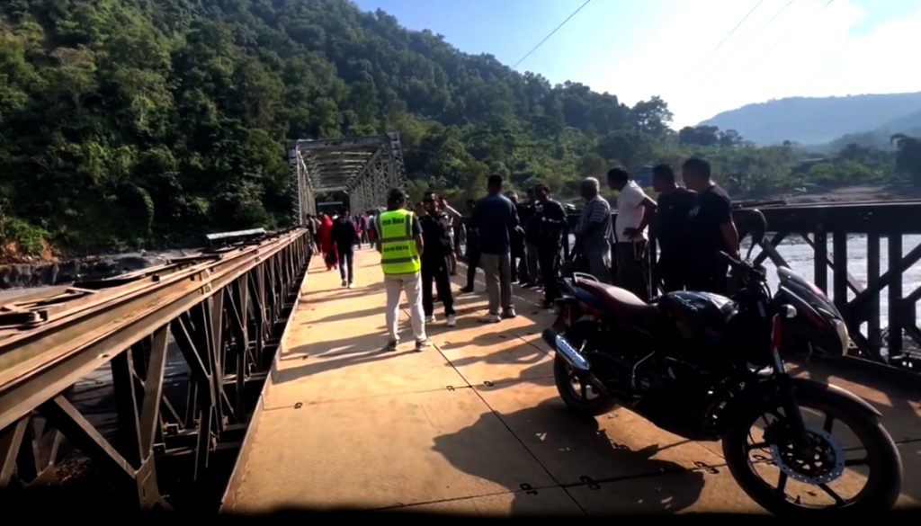 बाढीले पुल बगाएको नौ दिनमै बूढीगण्डकीमा बेलीब्रिज निर्माण